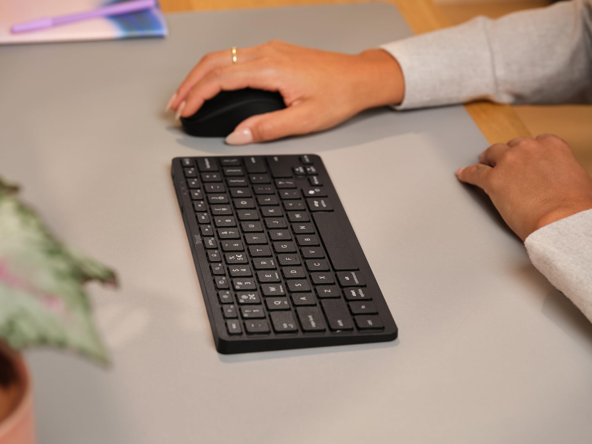 trust-vira-clavier-sans-fil-bluetooth-azerty-fran-ais-rechargeable-multi-apparei image 7