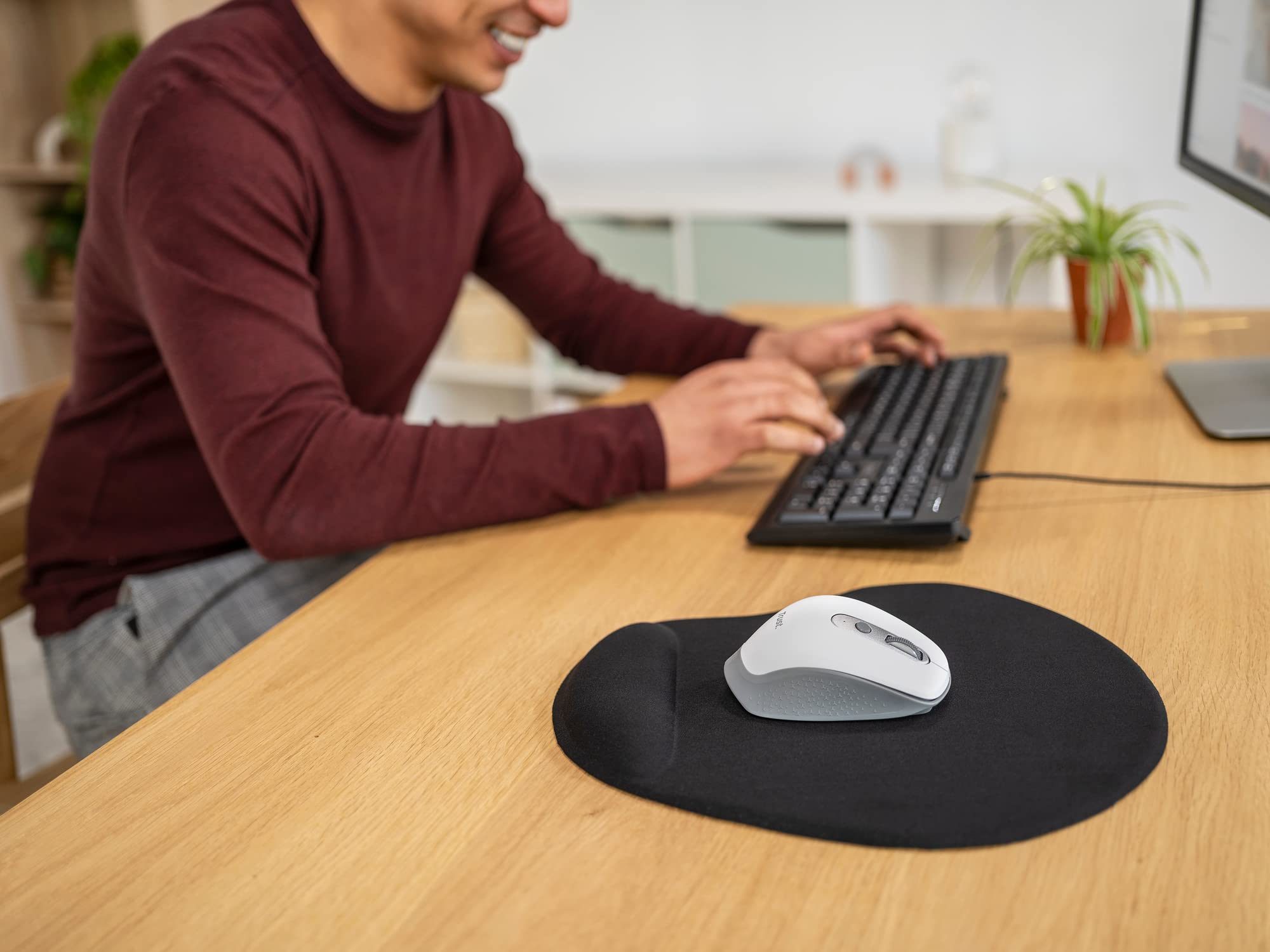 trust-bigfoot-xl-tapis-de-souris-ergonomique-avec-repose-poignet-en-gel-souple-2 image 4