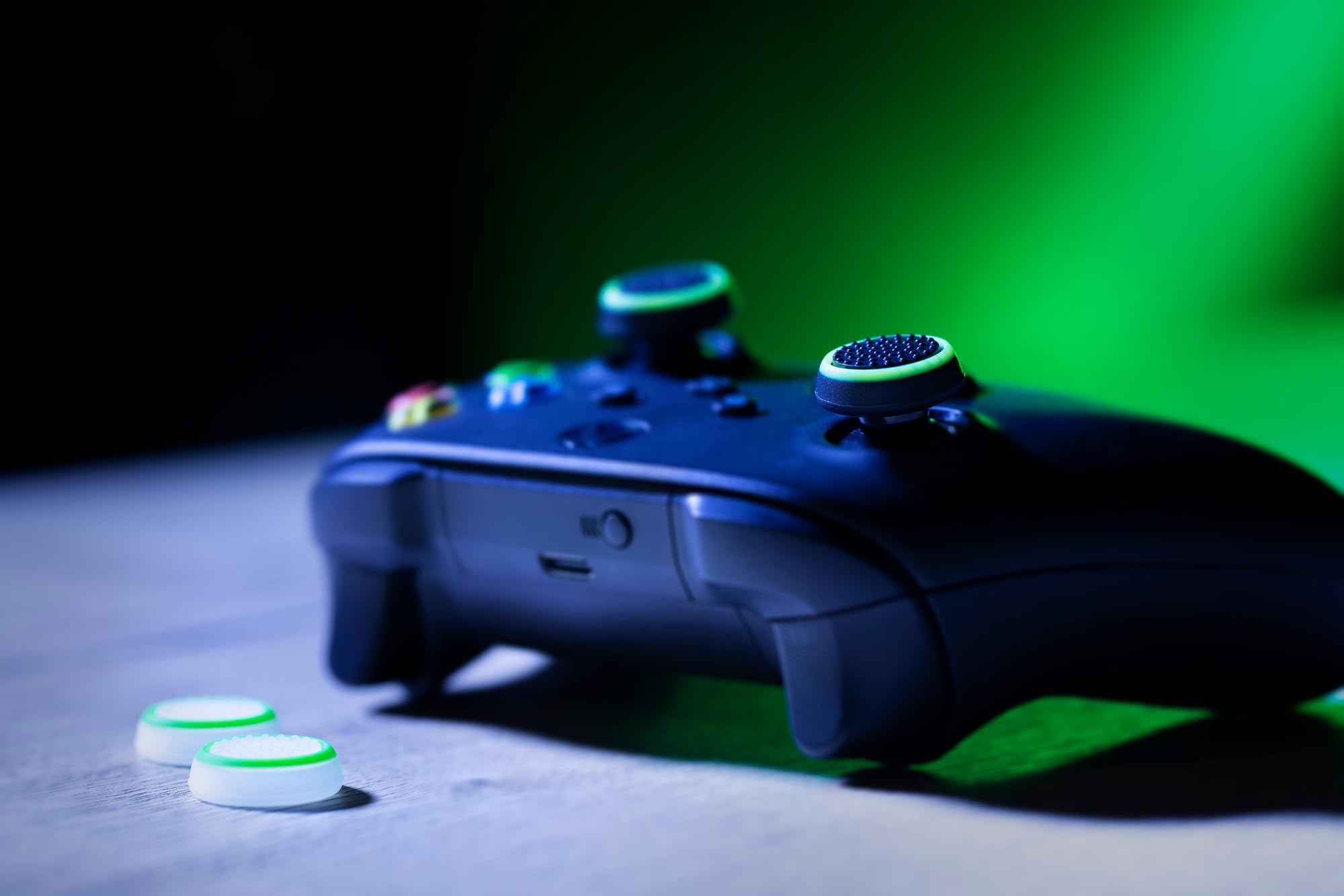 trust-gxt-capuchons-de-stick-manette-xbox-series-x-s-noir-pack-de-4-2-phosphores image 5