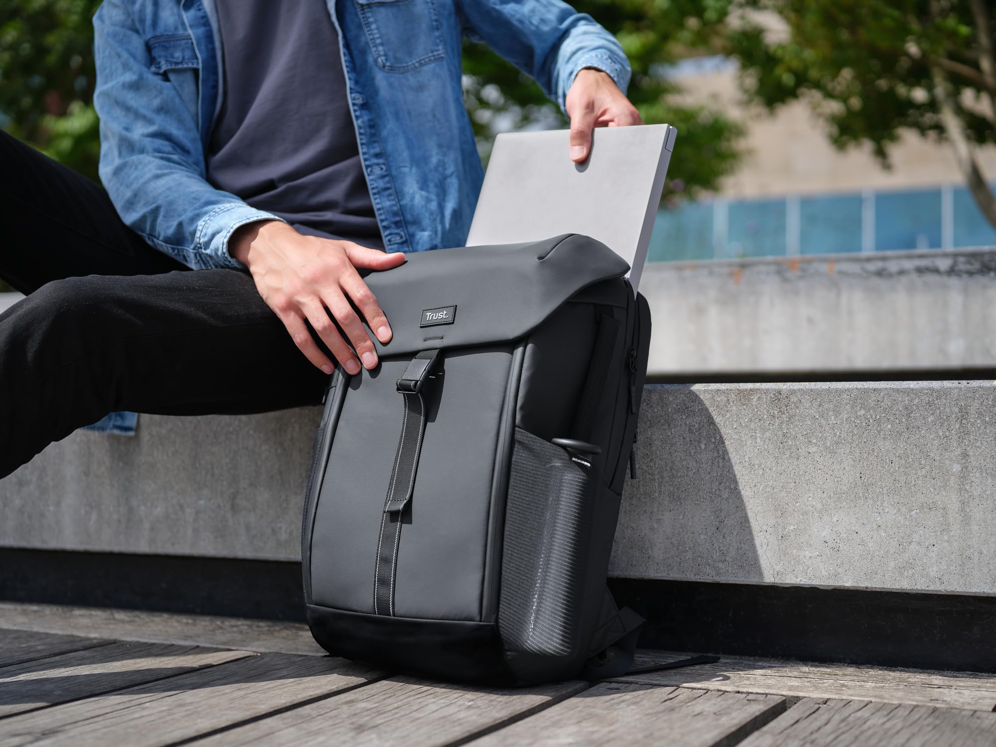 trust-jersey-sac-dos-ordinateur-portable-17-pouces-25-l-noir-pet-recycl-r-sistan image 7